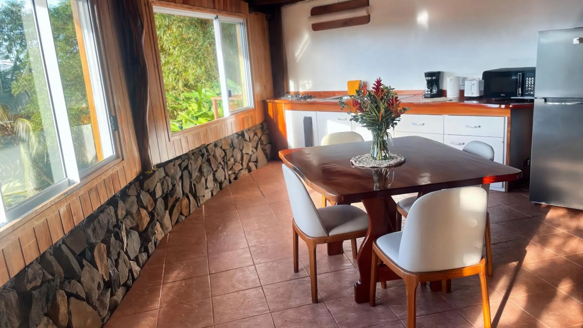 Fare Oviri Lodge Opoa